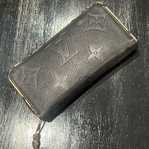 Louis Vuitton Zippy wallet